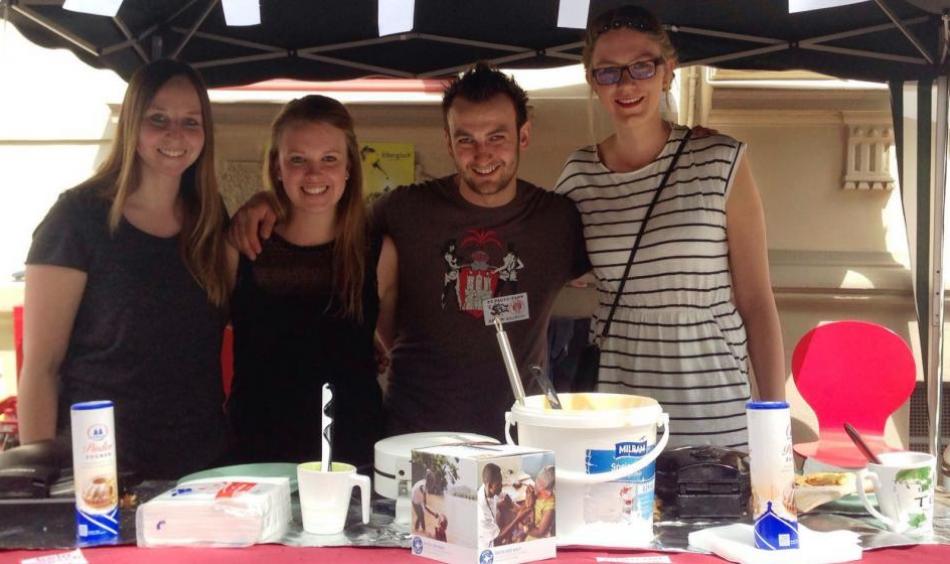 Max und seine Freunde konnten bei ihrem Waffelverkauf 640 Euro für Ärzte der Welt sammeln. © privat
