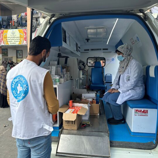 Gaza: Zwei Mitarbeitende von Ärzte der Welt checken das Inventar in einem mobilen Behandlungsbus. © Ärzte der Welt