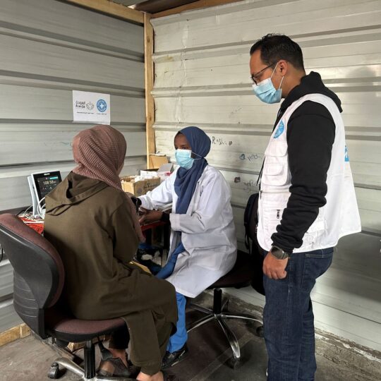 Mobile Sprechstunde in Gaza: Eine Frau wird von zwei Mitarbeitenden von Ärzte der Welt in Rafah beraten. © Ärzte der Welt