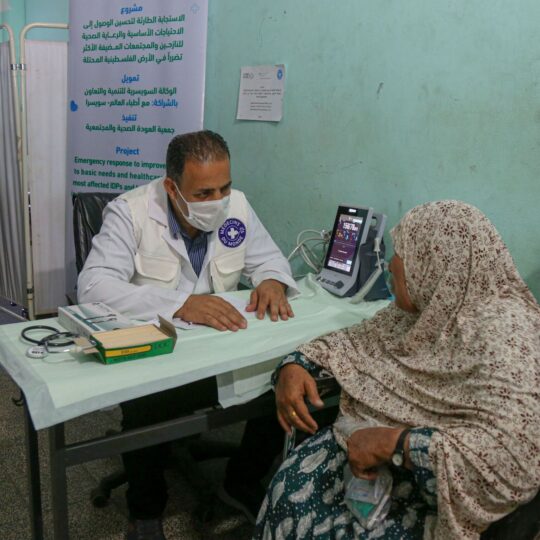 Gaza: Eine Frau sitzt in einer mobilen Sprechstunde in Rafah und wird von einem Arzt beraten. © Ärzte der Welt