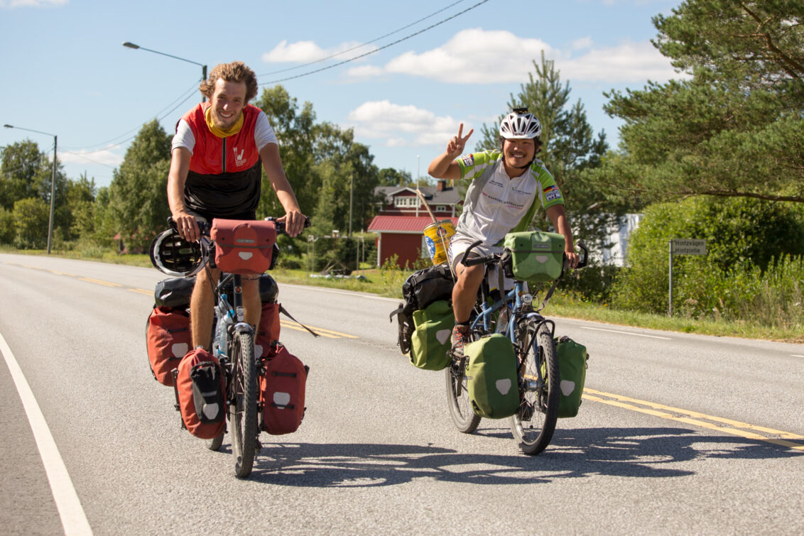 © Ärzte der Welt Zwei junge Männer auf ihren vollgepackten Fahrrädern während ihrer Spendenaktion für Ärzte der Welt. © Ärzte der Welt