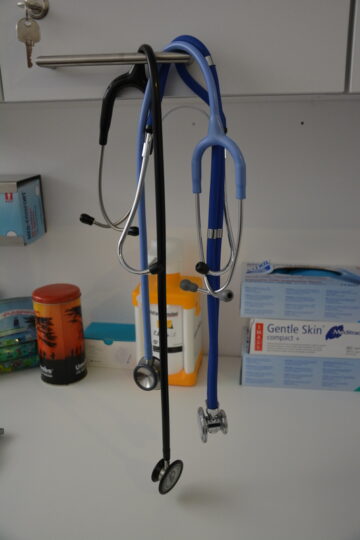 Drei Stethoskope hängen an einem Schrank in einer medizinischen Anlaufstelle von Ärzte der Welt in Deutschland. © Ärzte der Welt