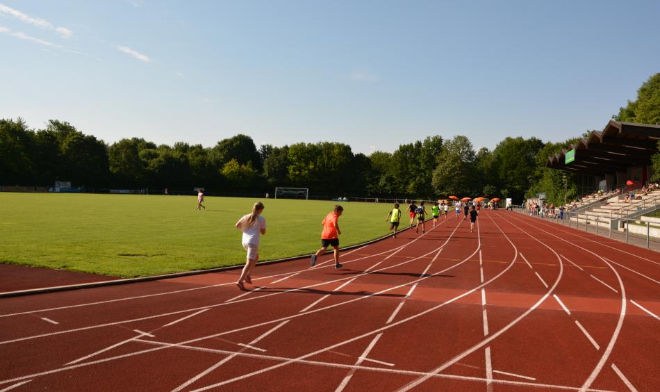 Bei strahlendem Sonnenschein laufen die Schüler*innen der Via-Claudia-Realschule beim Spendenlauf Runde um Runde. © Ärzte der Welt