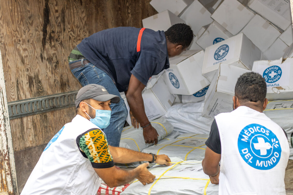 Haiti: Mitarbeiter von Ärzte der Welt laden Pakete mit Hilfslieferungen aus einem Fahrzeug. © Berthony Raymond