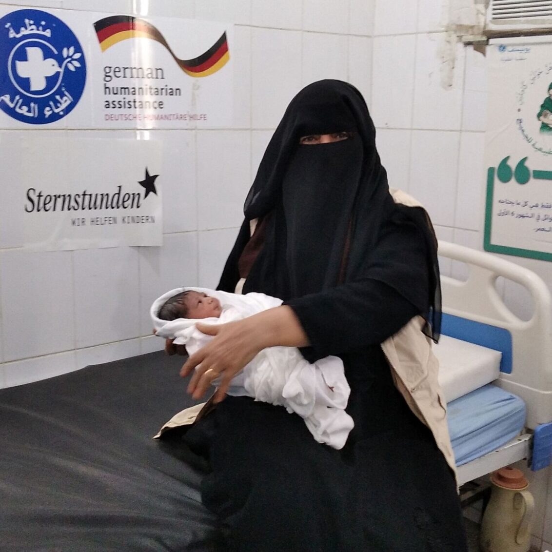 Eine Mutter im Jemen und ihr Neugeborenes. © Ärzte der Welt
