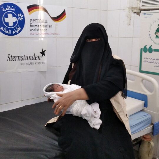 Eine Mutter im Jemen und ihr Neugeborenes. © Ärzte der Welt