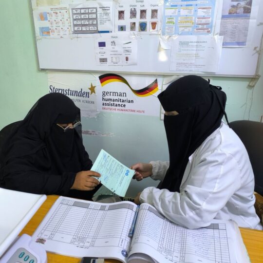 Jemen: Die Patientin Jameela Ahmed (Name geändert) bei einer Nachuntersuchung. © Messah Abdalaziz