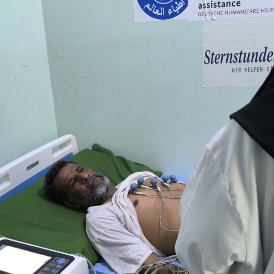 Jemen: EKG-Untersuchung eines Patienten mit Brustschmerzen. © Messah Abdalaziz
