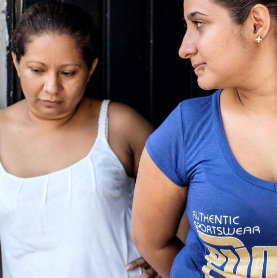 Mexiko: Jossye Ramírez und ihre Cousine Meliza Ortega stehen nebeneinander und schauen zur Seite. © Nadja Massun