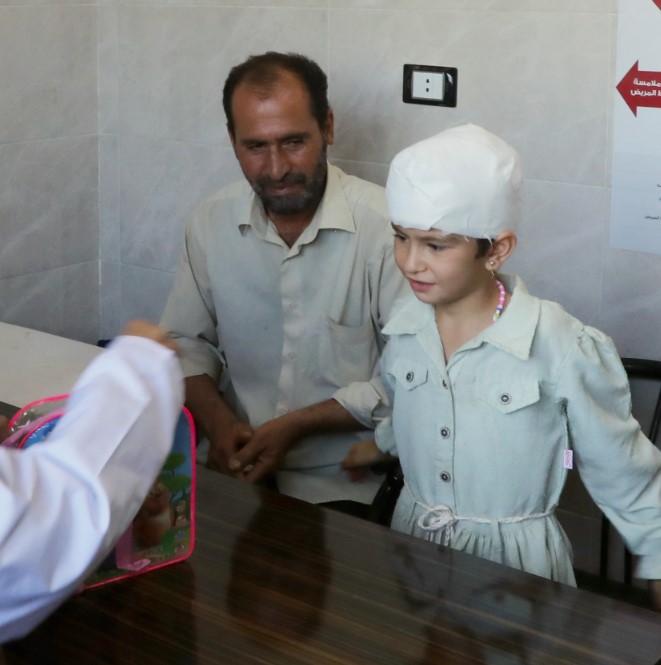 Syrien: Ein Mädchen mit Kopfverband und ihr Vater sind in einem Gesundheitszentrum und werden dort versorgt. © Ärzte der Welt