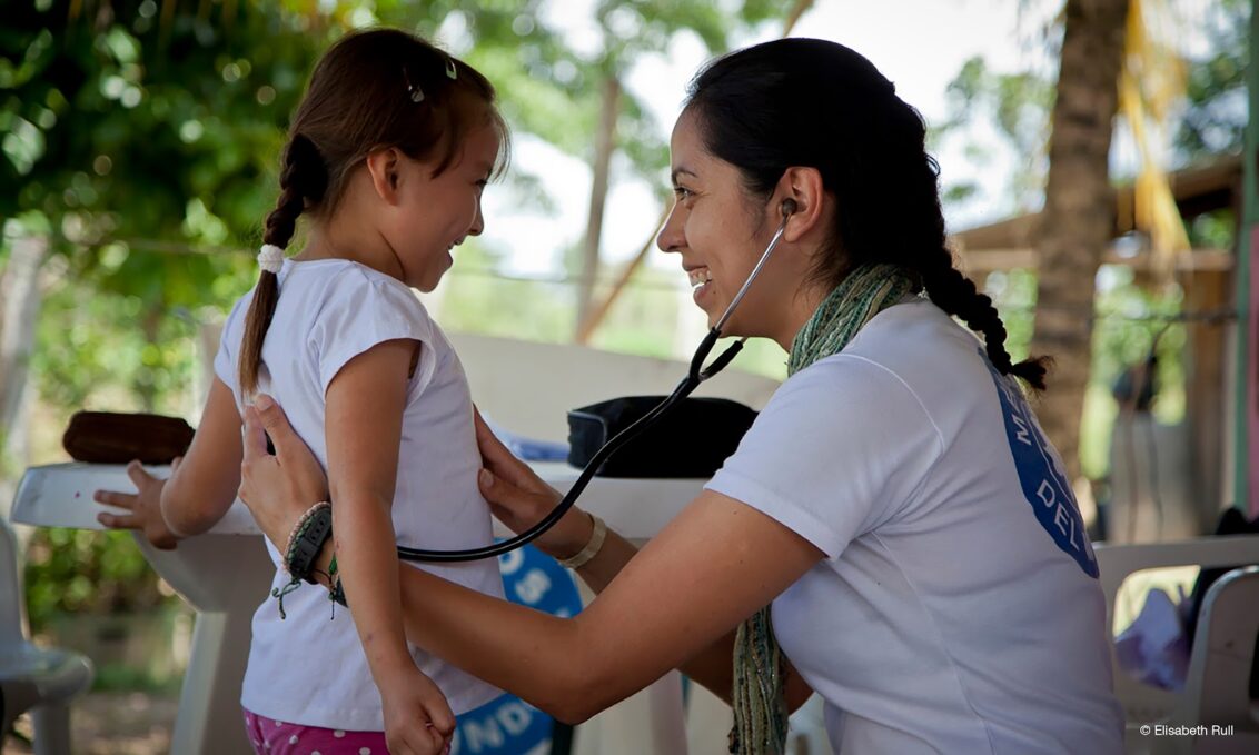 © Nadia Berg Venezuela: Eine Ärztin untersucht ein Mädchen mit einem Stethoskop. Ärzte der Welt leistet medizinische Hilfe in Venezuela. © Nadia Berg