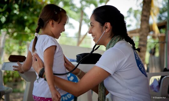 Venezuela: Eine Ärztin untersucht ein Mädchen mit einem Stethoskop. Ärzte der Welt leistet medizinische Hilfe in Venezuela. © Nadia Berg