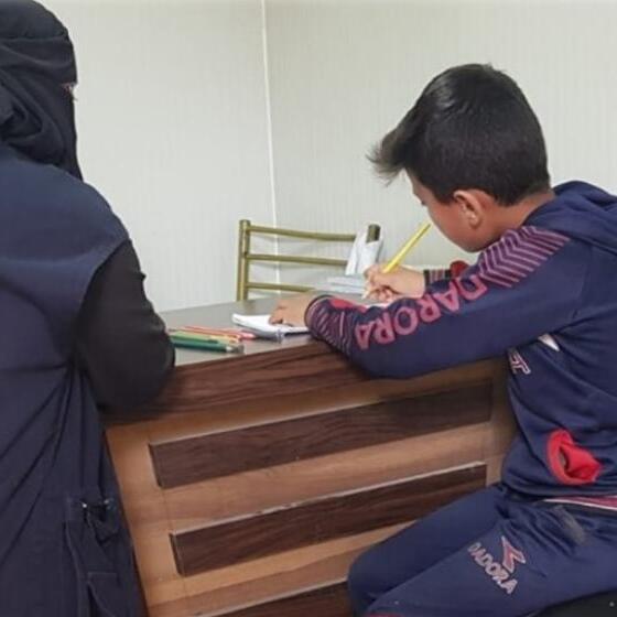 Ein syrischer Junge bei der Maltherapie im Gesundheitszentrum von Ärzte der Welt. © Ärzte der Welt