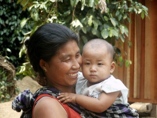 Myanmar: Eine Frau hält ihr Baby auf dem Arm. Ärzte der Welt leistet medizinische Hilfe in Myanmar. © Ärzte der Welt