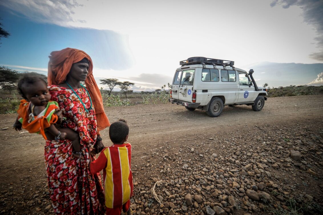  Äthiopien: Eine Mutter mit ihren zwei Kindern vor einem Auto von Ärzte der Welt. Ärzte der Welt leistet hier lebenswichtige Hilfe für Geburten. © Quentin Top