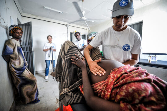 Äthiopien: Eine Mitarbeiterin von Ärzte der Welt untersucht den Bauch einer schwangeren Patientin. © Quentin Top