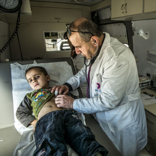 Libanon: Arzt untersucht ein Kind in mobiler Klinik in der Beeka-Ebene. © Olivier Papegnies