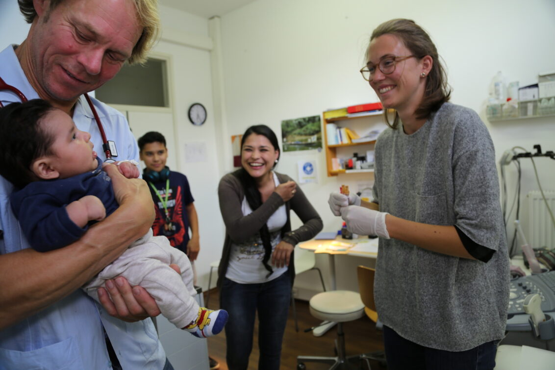 © Mike Yousaf Ein Baby wird in einer Sprechstunde von open.med behandelt. Ärzte der Welt leistet medizinische Hilfe in Deutschland. © Mike Yousaf