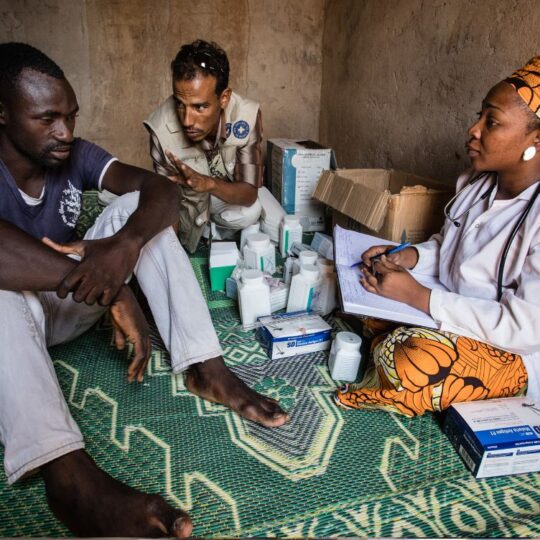 Niger: Mann wird von Ärzt*innen beraten. Ärzte der Welt leistet medizinische Hilfe in Niger. © Kristof Vadino