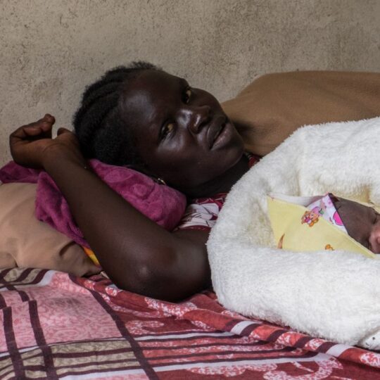 Südsudan: Eine Mutter und ihr Neugeborenes liegen in einem Bett. © Bruno Abarca