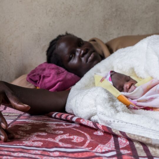 Südsudan: Mutter und ihr Neugeborenes liegen in einem Bett. Ärzte der Welt leistet hier lebenswichtige Geburtshilfe. © Bruno Abarca