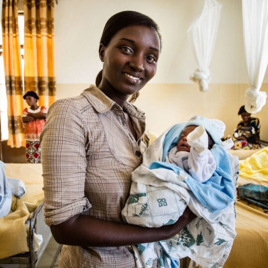 D. R. Kongo: Eine Frau hält ein Neugeborenes im Arm. © Kristof Vadino