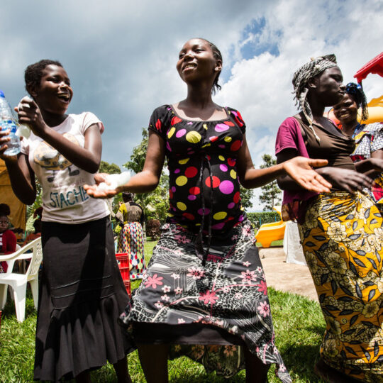 Demokratische Republik Kongo: Vier Frauen, lachend und tanzend. Ärzte der Welt leistet medizinische Hilfe in der Demokratischen Republik Kongo. © Kristof Vadino