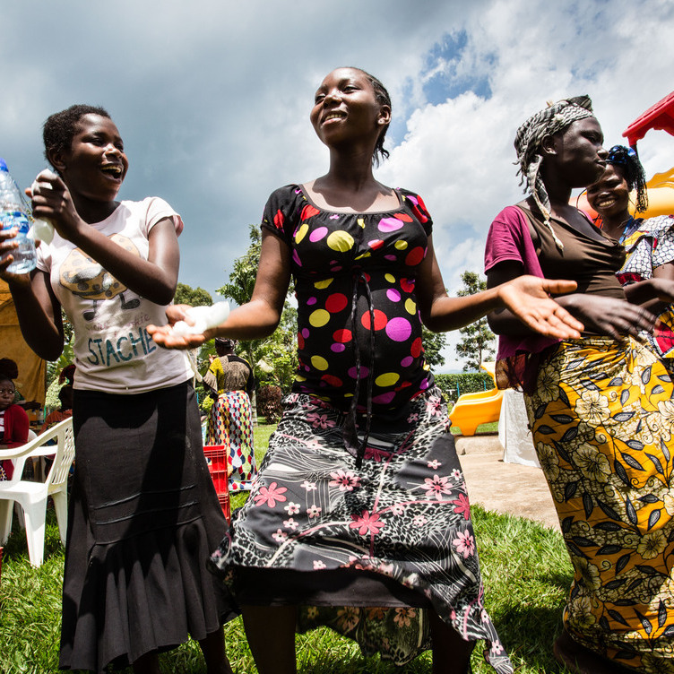 Demokratische Republik Kongo: Vier Frauen, lachend und tanzend. Ärzte der Welt leistet medizinische Hilfe in der Demokratischen Republik Kongo. © Kristof Vadino