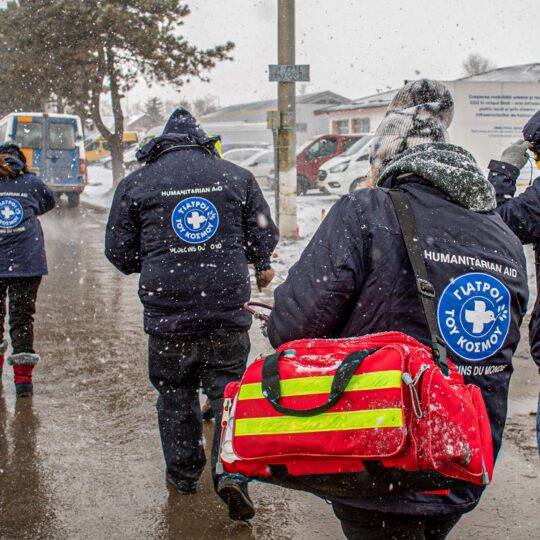 Ukraine: Mitarbeiter*innen von Ärzte der Welt im Einsatz bei Schnee und Wind. © Yiannis Yiannakopoulos