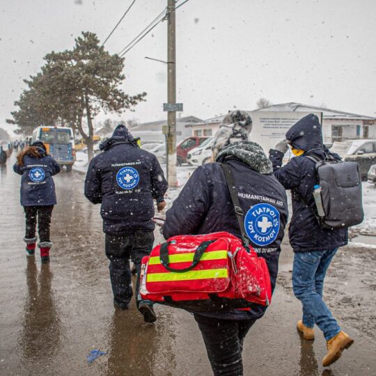 Ukraine: Mitarbeiter*innen von Ärzte der Welt im Einsatz bei Schnee und Wind. © Yiannis Yiannakopoulos