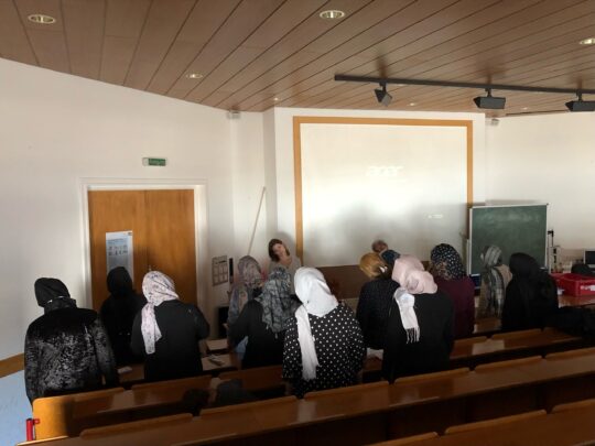Deutschland: Workshop für afghanische Frauen im Ankerzentrum Waldkraiburg. Eine Multiplikatorin steht vor mehreren Frauen. © Ärzte der Welt