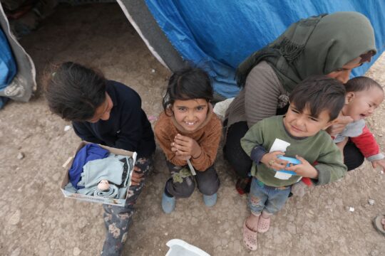 Syrien: Eine Frau und vier Kinder sitzen vor einem Zelt in Idlib. Ärzte der Welt leistet medizinische Hilfe in der Türkei und Syrien, unter anderen für die Betroffenen des Erdbebens 2023. © Ärzte der Welt