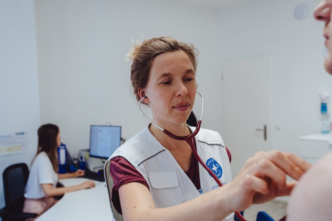 Eine unserer Ehrenamtlichen Ärztinnen hört das Herz eines Patienten von open.med ab. © Max Avdeev