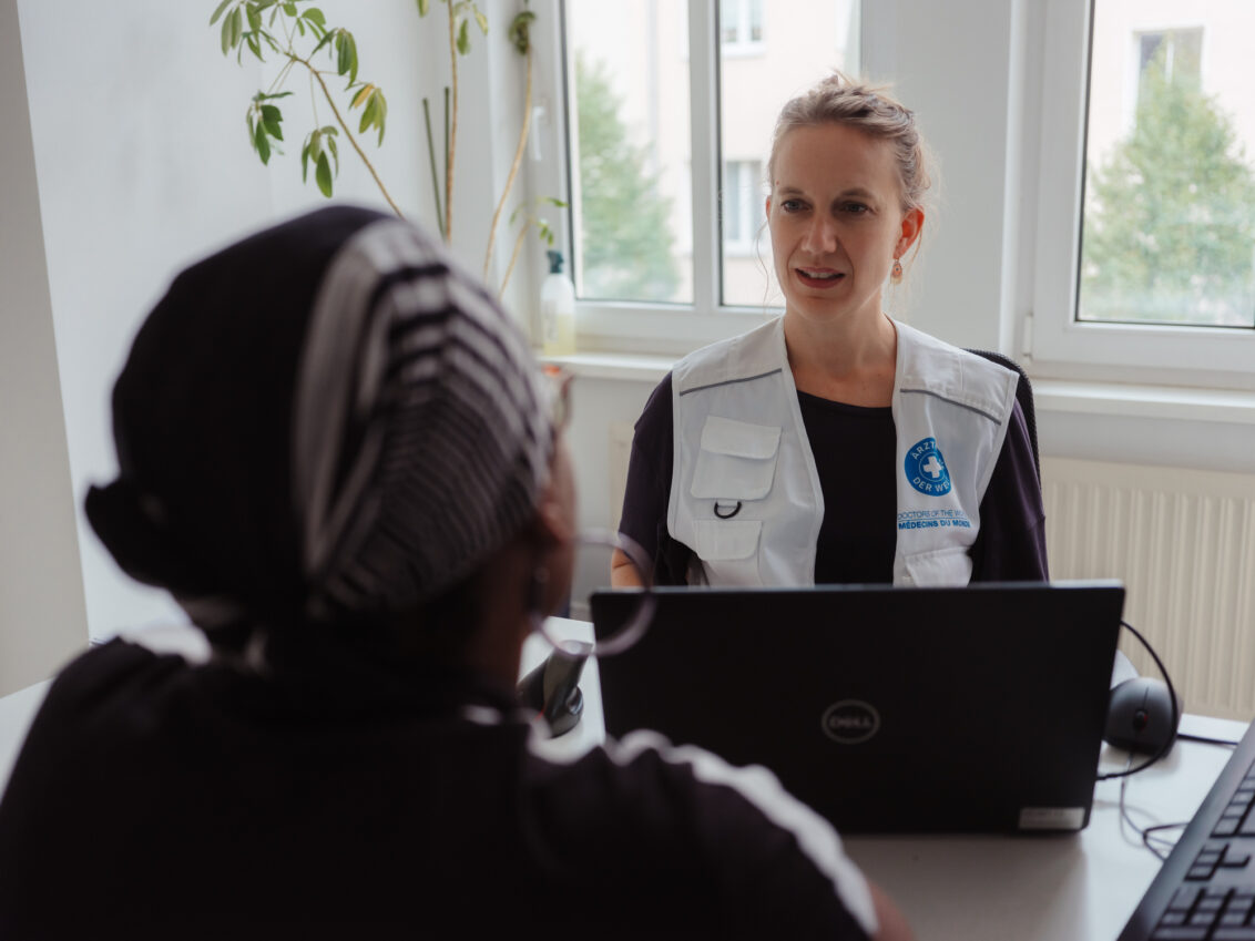 Eine Mitarbeiterin von Ärzte der Welt berät eine Klientin in der medizinischen Anlaufstelle von open.med Berlin-Lichtenberg.