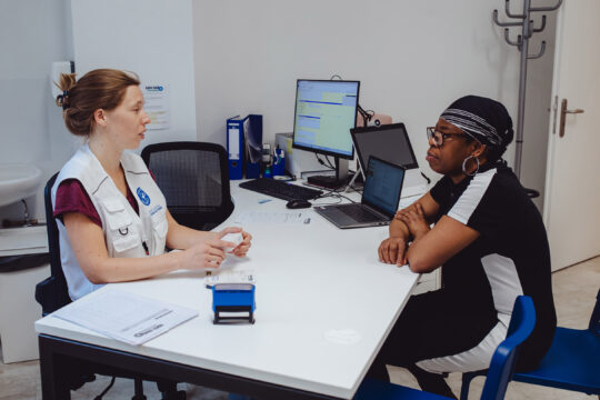 Eine Patientin und eine ehrenamtliche Ärztin von open.med Berlin-Lichtenberg im Gespräch.