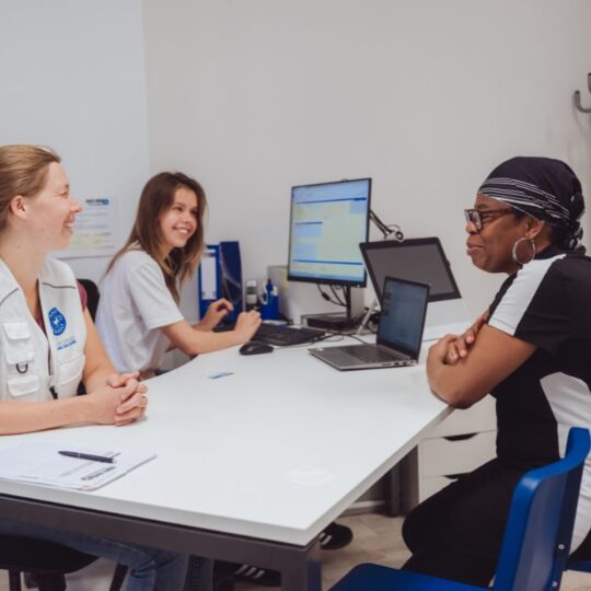 Eine Patientin bei einer Sprechstunde von Ärzte der Welt in der open.med-Praxis in Berlin. © Max Avdeev