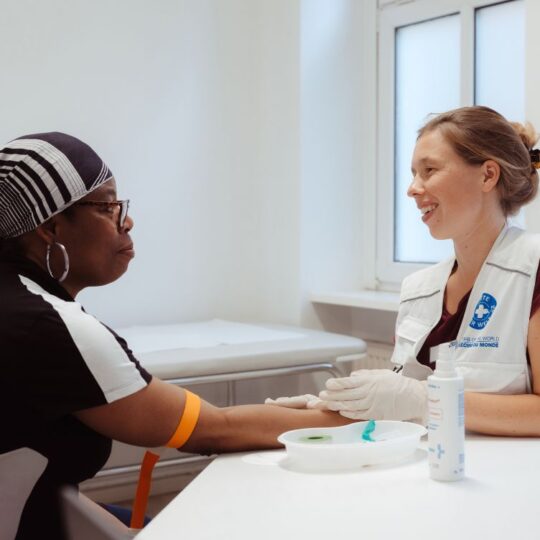 Berlin: Eine Frau wird in einer Sprechstunde von open.med beraten. Ärzte der Welt leistet medizinische Hilfe in Deutschland. © Max Avdeev