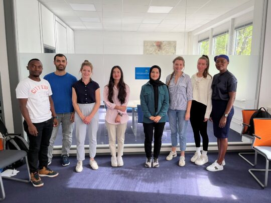 Deutschland: Schulung von Multiplikator*innen für das Projekt reach.out. Mehrere Personen stehen in einer Reihe und lächeln in die Kamera. © Ärzte der Welt