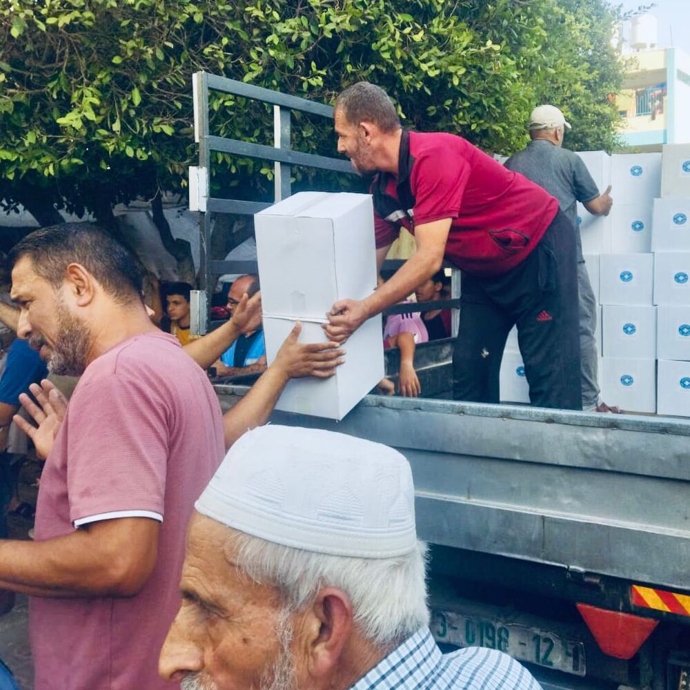 Mehrere Männer laden Lieferungen für eine medizinische Unterkunft in Gaza aus. © Ärzte der Welt 