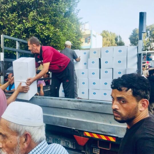 Mehrere Männer laden Lieferungen für eine medizinische Unterkunft in Gaza aus. © Ärzte der Welt