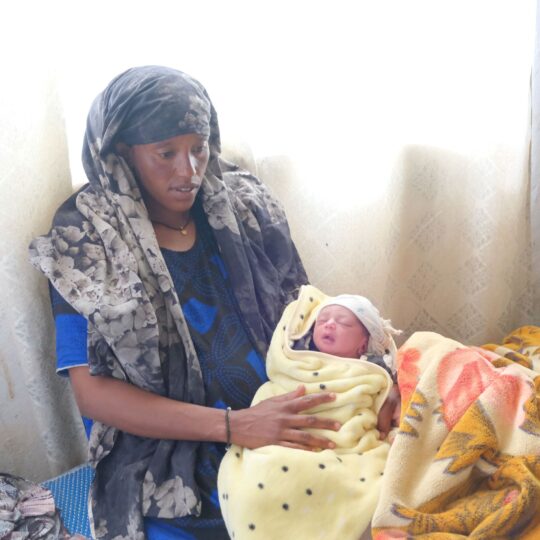 Eine frischgebackene Mutter mit ihrem Baby in einem Gesundheitszentrum in Äthiopien. © Ärzte der Welt