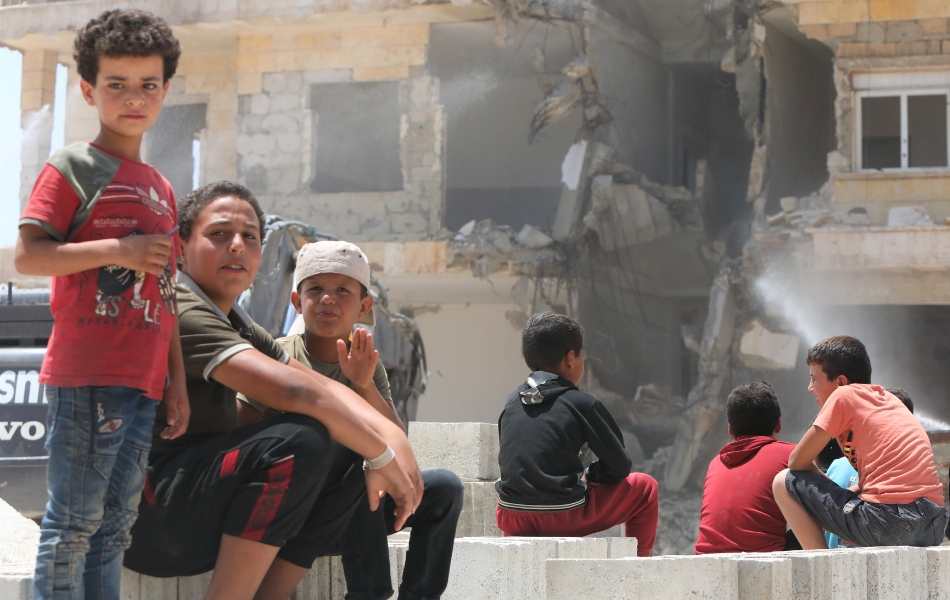  Syrien: Eine Gruppe von Kindern sitzt vor den Ruinen eines Gebäudes, das durch das schwere Erdbeben in der Türkei und Syrien zerstört wurde. © Ärzte der Welt