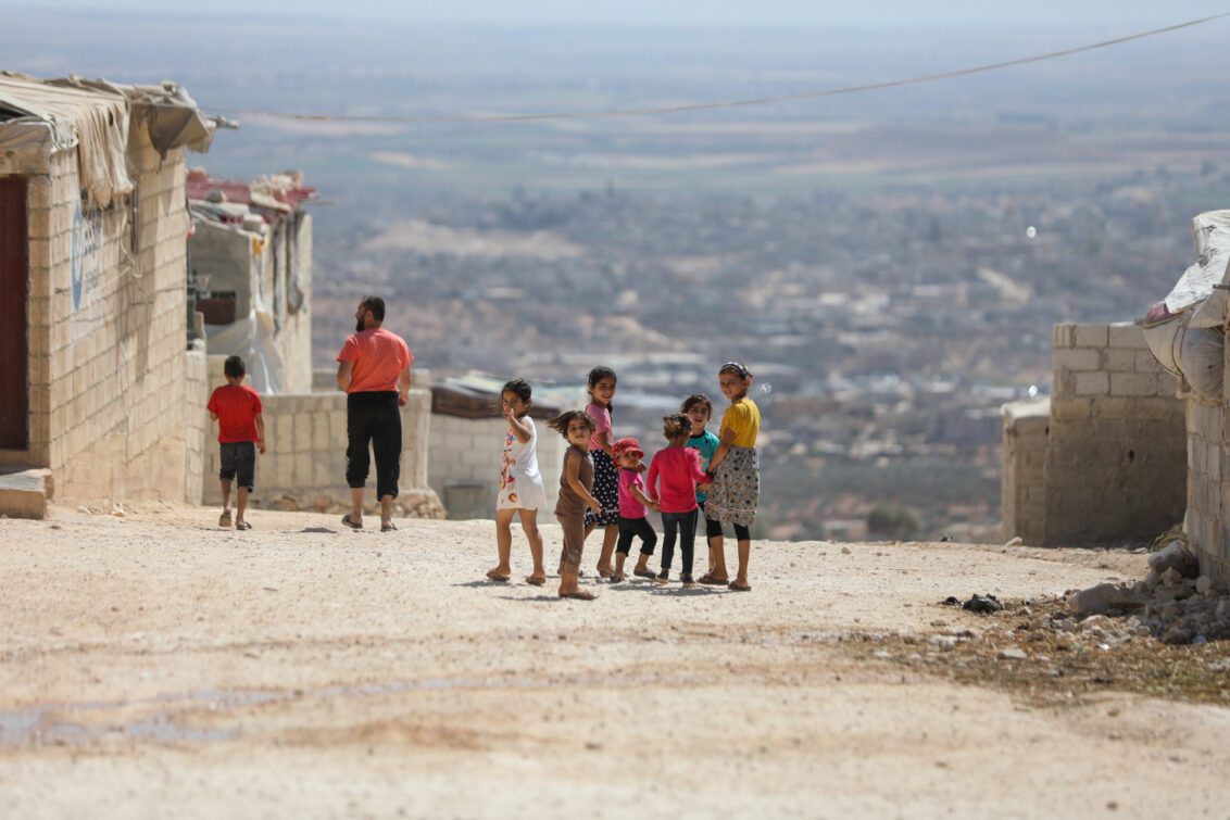 Syrien nach dem Erdbeben 2023: Eine Gruppe von Kindern läuft auf einer Straße, einige lachen und winken in die Kamera. © Ärzte der Welt
