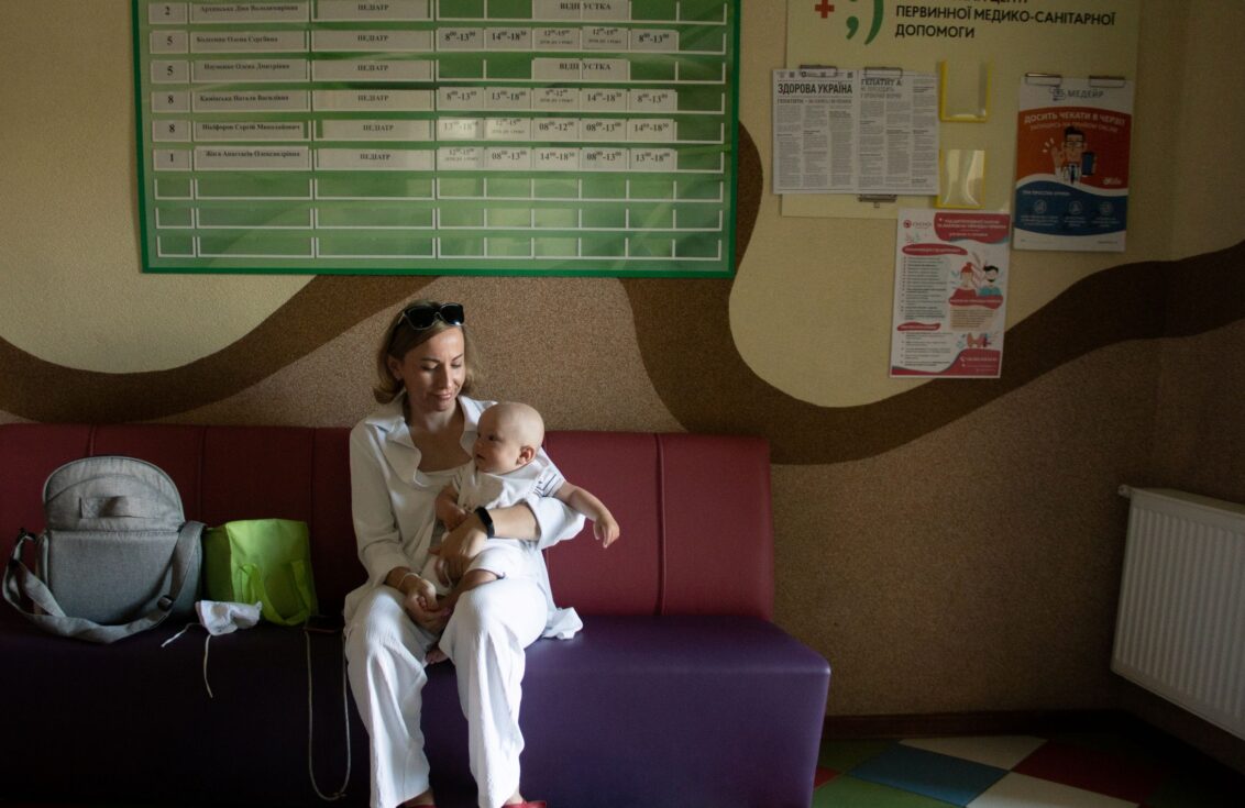  Ukraine: Eine Mutter mit ihrem Baby sitzt in einem Wartezimmer in Bucha. In der Ukraine leistet Ärzte der Welt Hilfe für Geburten. © Pietro Chekal