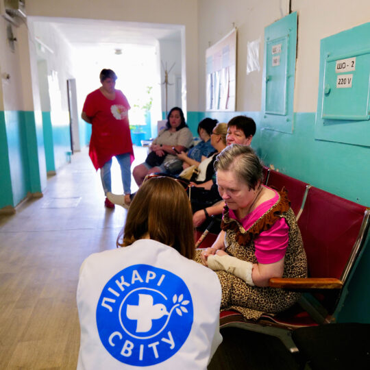 Eine Mitarbeiterin spricht mit einer Patientin in einer medizinischen Einrichtung von Ärzte der Welt. © Till Mayer