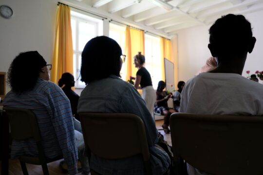 Menschen von hinten in einem Workshop für Frauen in einem Ankerzentrum in Deutschland. © Ärzte der Welt