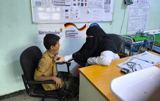 Kindersprechstunde im Jemen: Ein Kind wird von einer Ärztin behandelt. Im Jemen leistet Ärzte der Welt medizinische Hilfe. © Ärzte der Welt