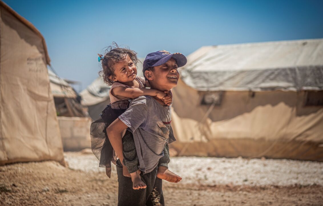 Syrien: Kinder spielen in einem Zeltlager. Ärzte der Welt leistet medizinische Hilfe nach dem Erdbeben in der Türkei und Syrien. © Ärzte der Welt