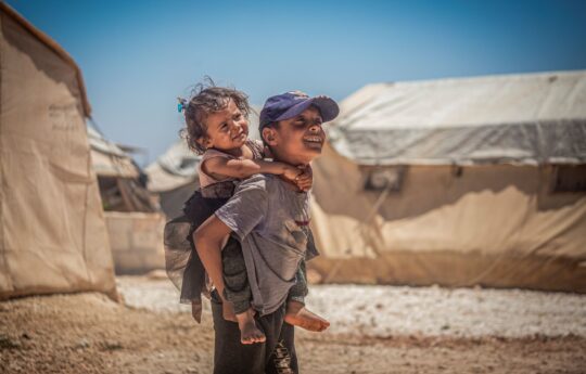 Syrien: Kinder spielen in einem Zeltlager. Ärzte der Welt leistet medizinische Hilfe nach dem Erdbeben in der Türkei und Syrien. © Ärzte der Welt