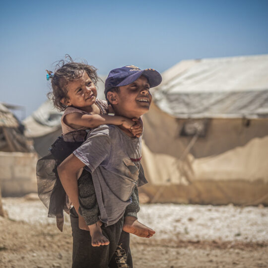 Syrien: Kinder spielen in einem Zeltlager. Ärzte der Welt leistet medizinische Hilfe nach dem Erdbeben in der Türkei und Syrien. © Ärzte der Welt